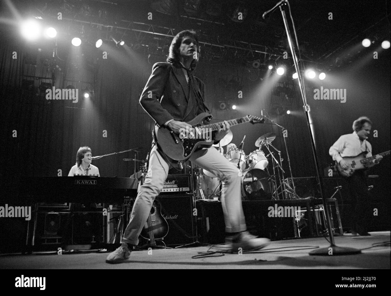 Le musicien anglais Ray Davies se présentant avec les Kinks au Lyceum Theatre, Londres, Angleterre, le 22 décembre 1982. Banque D'Images