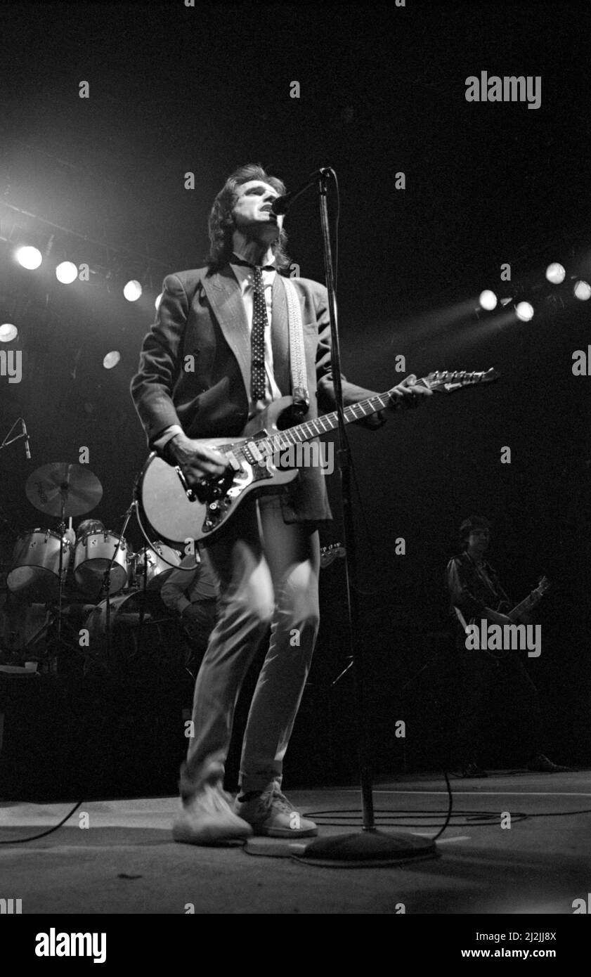 Le musicien anglais Ray Davies se présentant avec les Kinks au Lyceum Theatre, Londres, Angleterre, le 22 décembre 1982. Banque D'Images