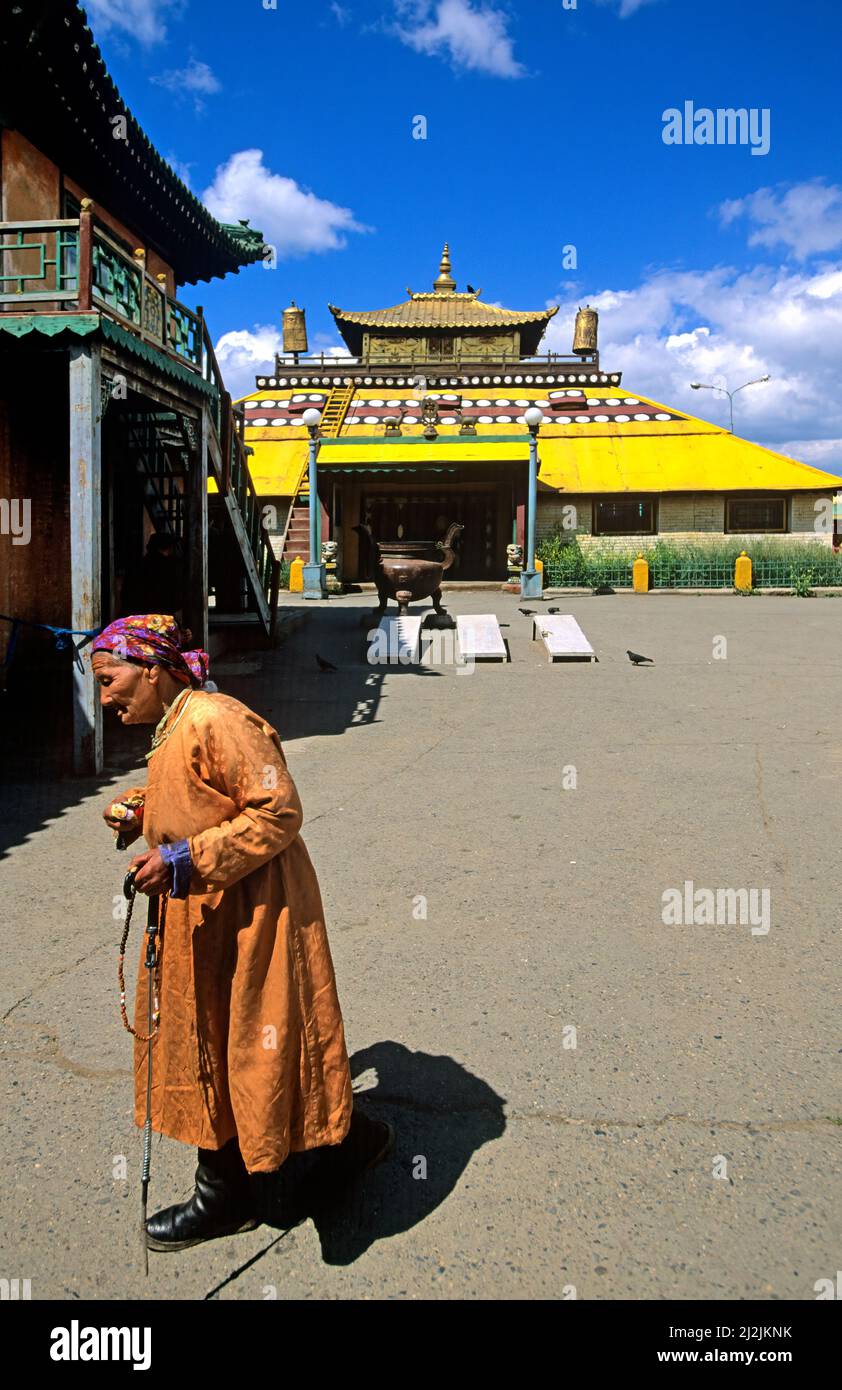 Mongolie. Oulan-Bator. Portrait d'une vieille femme au monastère de Gandantegchinlen (Gandan), un monastère de style tibétain dans la capitale mongole d'Ulaa Banque D'Images