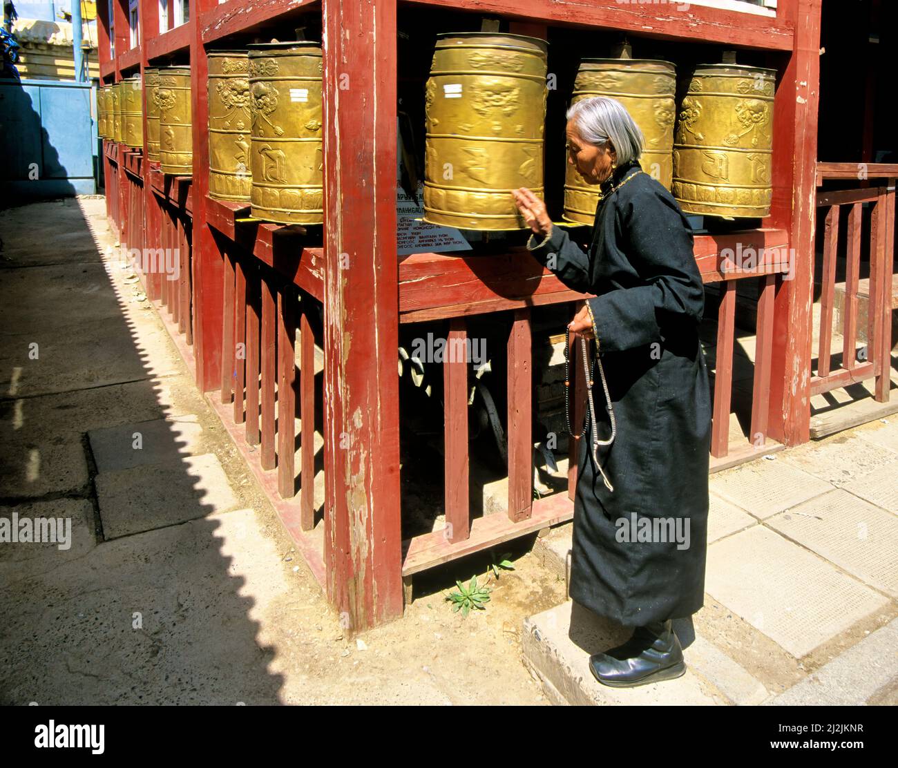 Mongolie. Oulan-Bator. Portrait d'une vieille femme au monastère de Gandantegchinlen (Gandan), un monastère de style tibétain dans la capitale mongole d'Ulaa Banque D'Images