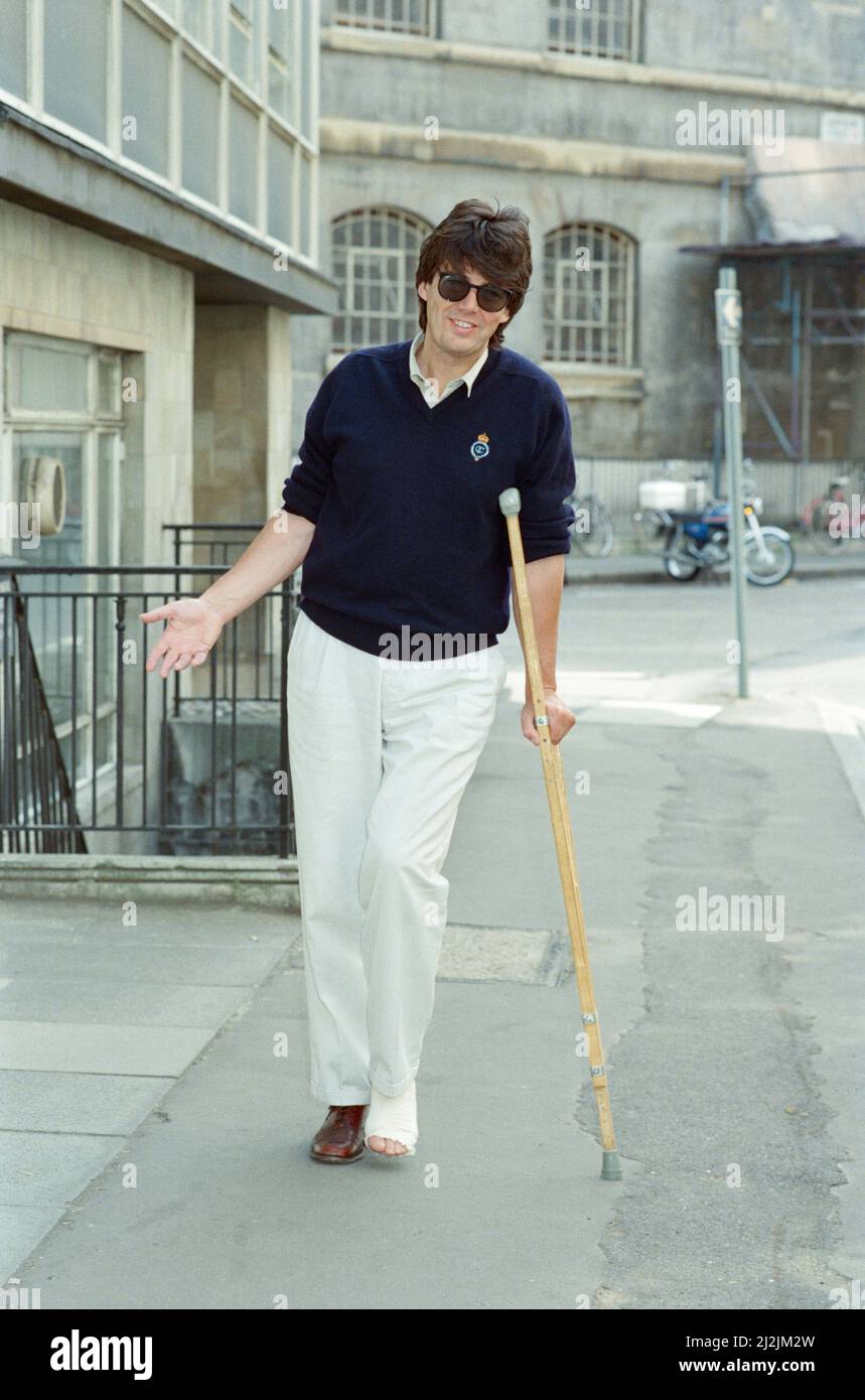 Mike Read, BBC radio Disc Jockey, vu ici sur des béquilles. Photo prise le 25th juin 1988 Banque D'Images