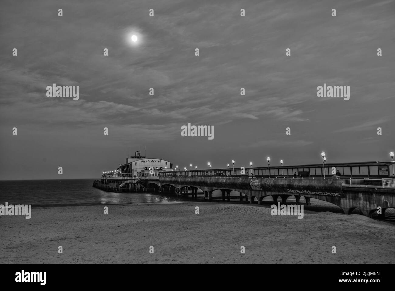 Bournemouth Pier la nuit avec la lune Banque D'Images