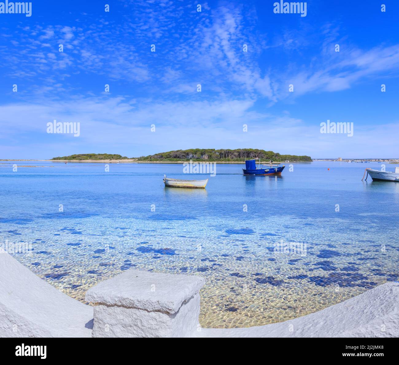 Les plus belles plages de sable d'Apulia en Italie : la plage de Porto Cesareo sur la côte de Salento est protégée par la mer. Banque D'Images