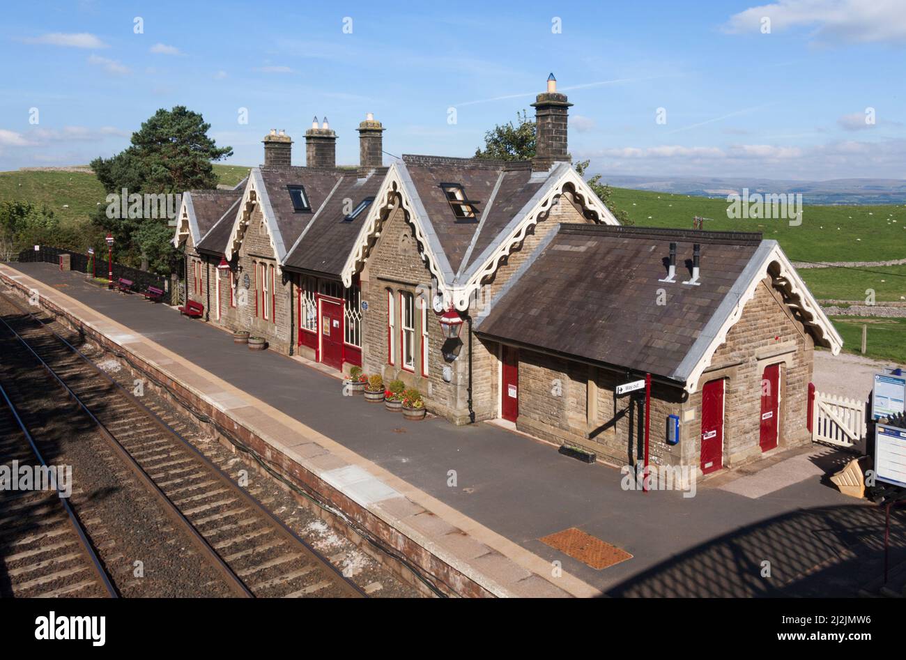 La gare de Midland s'installe à la gare de Kirkby Stephen, Cumbria, sur la ligne reliant Carlisle Banque D'Images