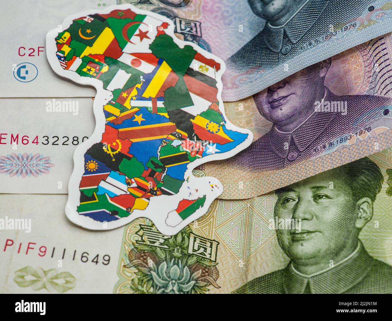 carte africaine avec drapeaux sur les billets de yuan chinois, la ceinture et le concept d'investissement routier Banque D'Images