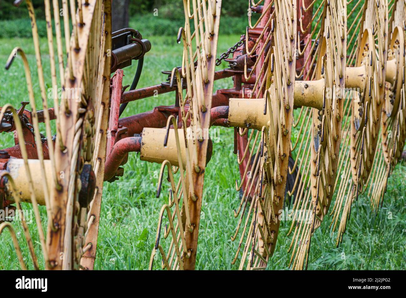 Roues à dents avec essieux d'un ancien peigne à roues en étoile. Il se compose de 6 roues de dents, les roues dites étoiles, qui poussent la récolte d'une étoile à l'autre Banque D'Images