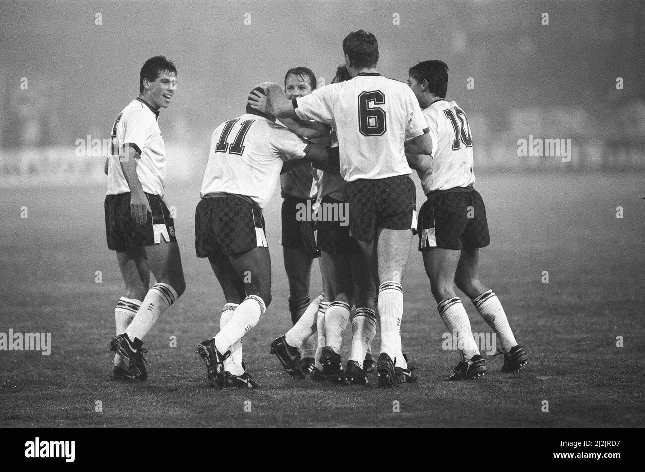 Match de qualification des championnats d'Europe à Belgrade. Yougoslavie 1 contre Angleterre 4. Le résultat a permis à l'Angleterre de se qualifier pour le tournoi de 1988 en Allemagne de l'Ouest. Les joueurs d'Angleterre célèbrent l'un de leurs buts. 11th novembre 1987. Banque D'Images