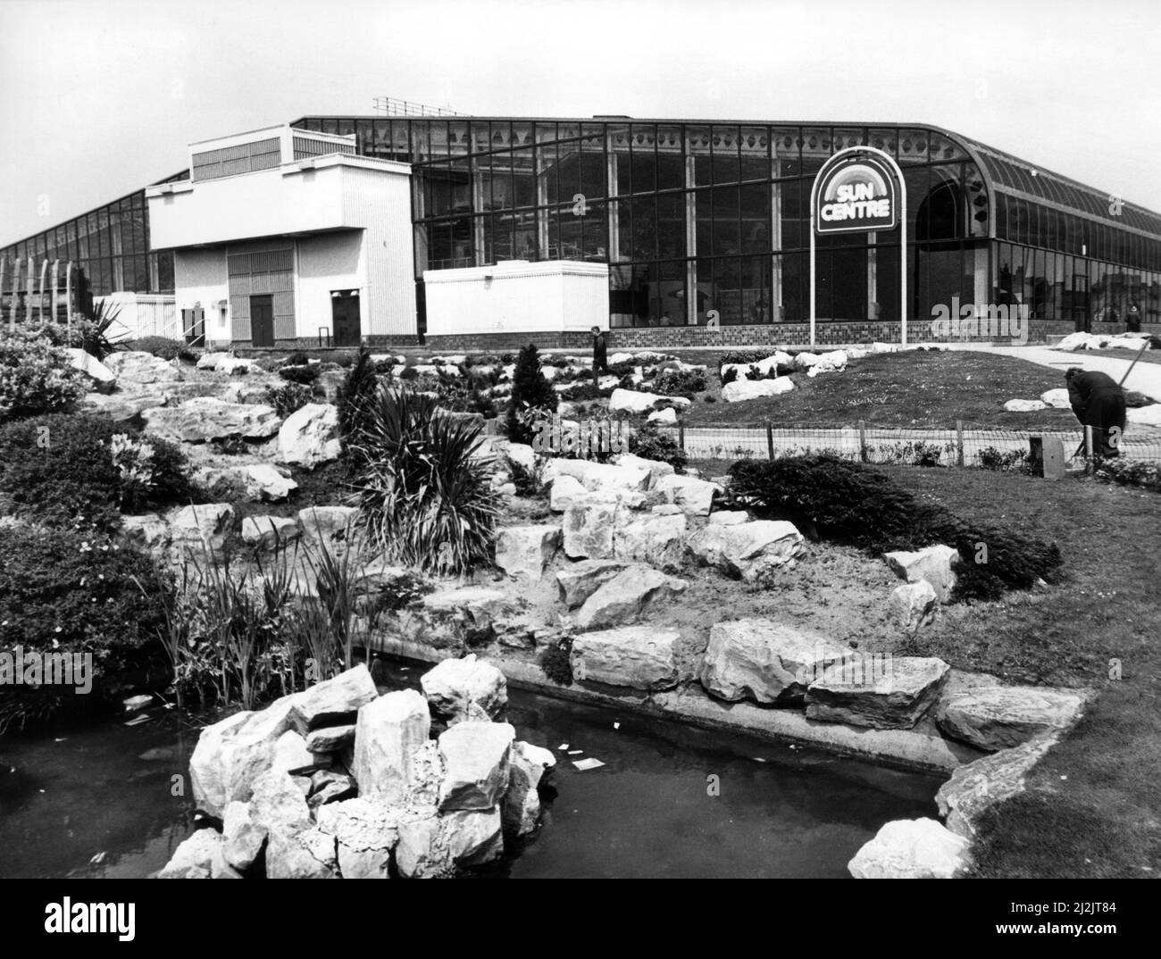 Rhyl Sun Center, Rhyl, pays de Galles du Nord. Entouré par les jardins fleuris de la promenade. Vers 1987. Banque D'Images
