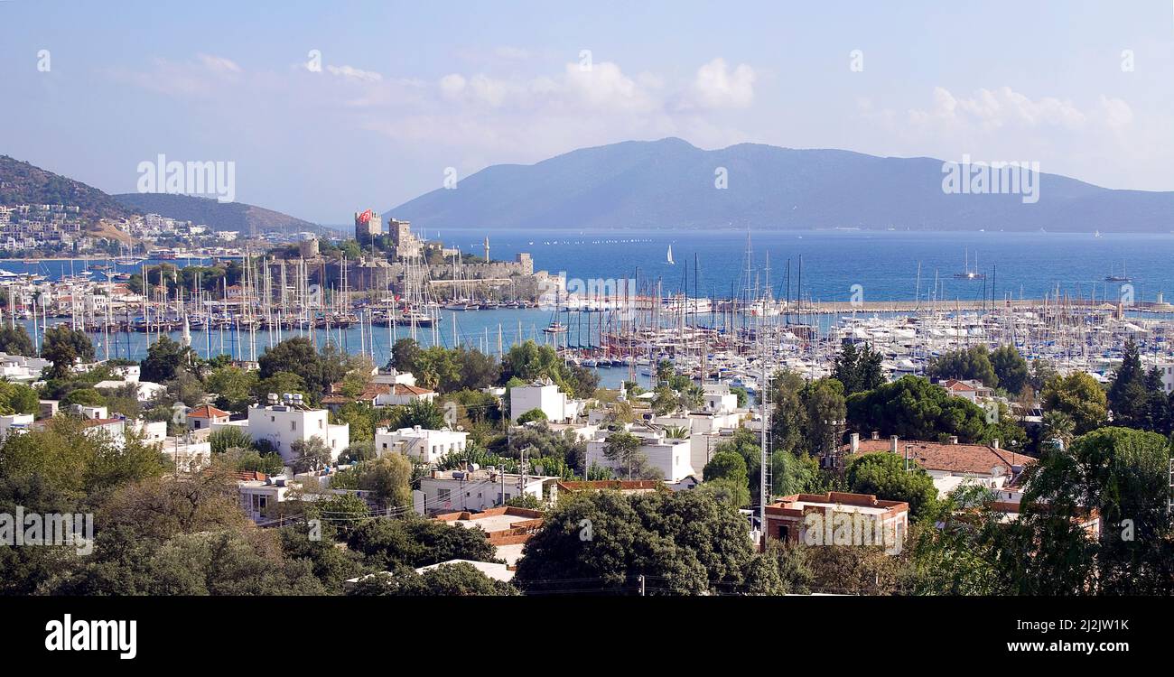 Château de Bodrum ou Château de Saint-Pierre, site classé au patrimoine mondial de l'UNESCO et point de repère de Bodrum, Turquie, Mer Méditerranée Banque D'Images