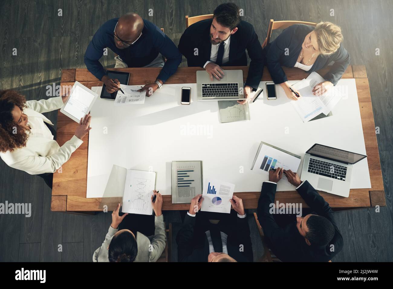 Discuter d'idées innovantes. Photo en grand angle d'une équipe d'hommes d'affaires travaillant autour d'une table au bureau. Banque D'Images