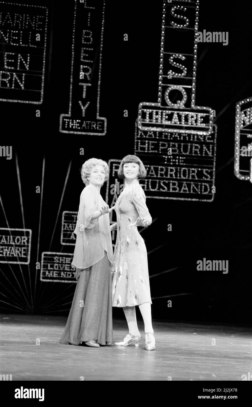 Jill Gascoine, vedette de Dorothy Brock dans le West End musical 42nd Street, qui a ouvert en avril 1987 au Théâtre Royal Drury Lane à Londres. Vu ici sur scène avec Catherine Zeta Jones (à droite) qui joue Peggy Sawyer . Jill est surtout connue pour son rôle de Maggie Forbes dans la série télévisée The Gentle Touch. Photo prise le 6th avril 1987 Banque D'Images