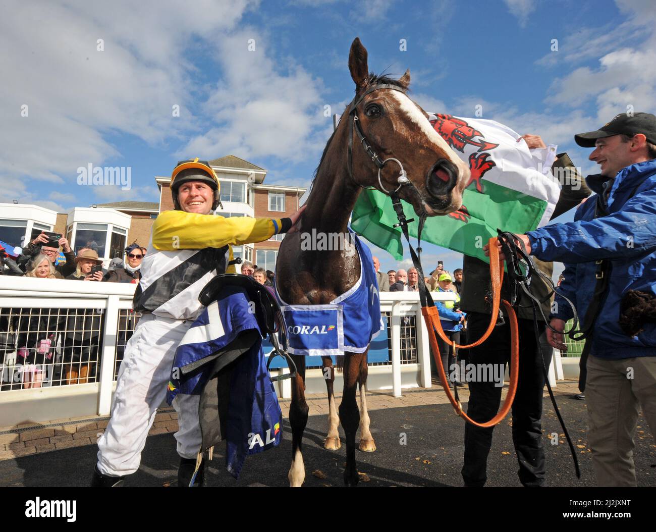 Écosse, Royaume-Uni. 02nd avril 2022. Le grand gagnant national écossais d'Ayr remporte My Wings avec Jockey Rob James. Crédit : CDG/Alay Live News Banque D'Images