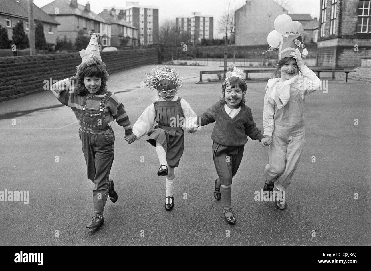 ComedyComedy relief coloré a mis un sourire sur les visages des jeunes à l'école de jeunes enfants de Berry Brow comme (de gauche) Kate Thornburn, Tarnya Cantle, Emma Atkinson et Jenelle Wilkes show. Le personnel de l'école est vêtu de costumes allant des sorcières à l'ours Rupert. Et les enfants ont payé 10p pour avoir leur visage peint dans des couleurs vives. L'événement a permis de recueillir 35 000 £. 5th février 1988. Banque D'Images