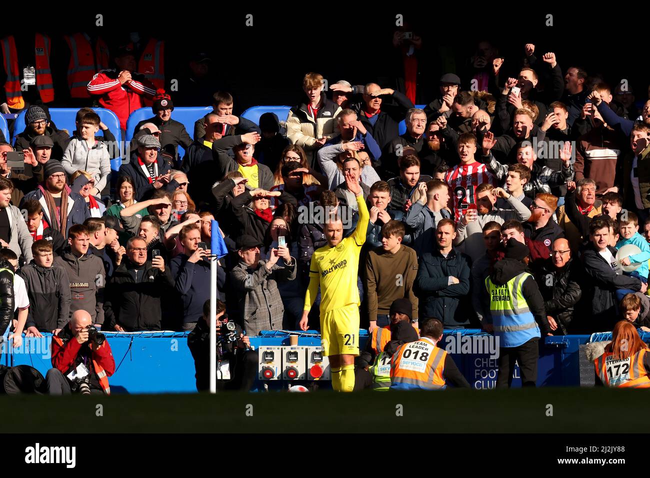 2nd avril 2022 ; Stamford Bridge, Chelsea, Londres, Angleterre : Premier League football, Chelsea contre Brentford ; Christian Eriksen de Brentford se prépare à prendre un virage Banque D'Images