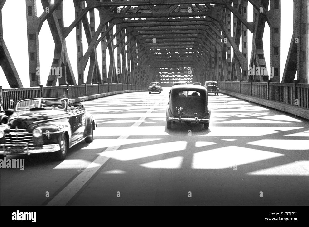 Voitures voyageant sur Pulaski Skyway de New York City, New York à New Jersey, États-Unis, Marion Post Wolcott, Office of War information des États-Unis Administration de la sécurité agricole, mai 1941 Banque D'Images