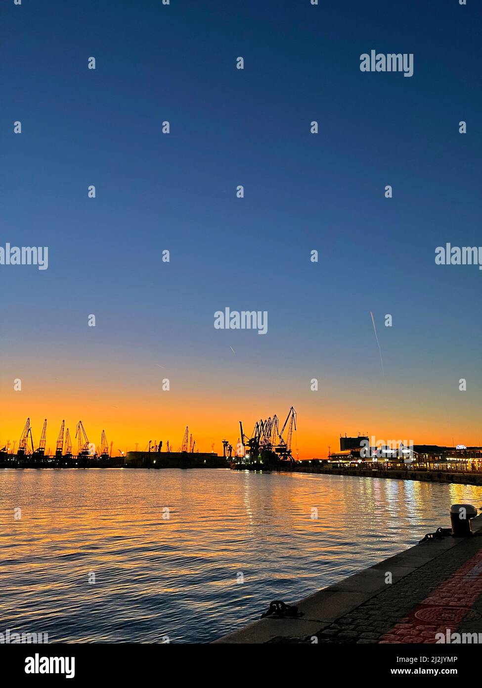 Coucher de soleil au port de Varna, Bulgarie, coucher de soleil sur la mer, réflexion, Mer Noire Banque D'Images