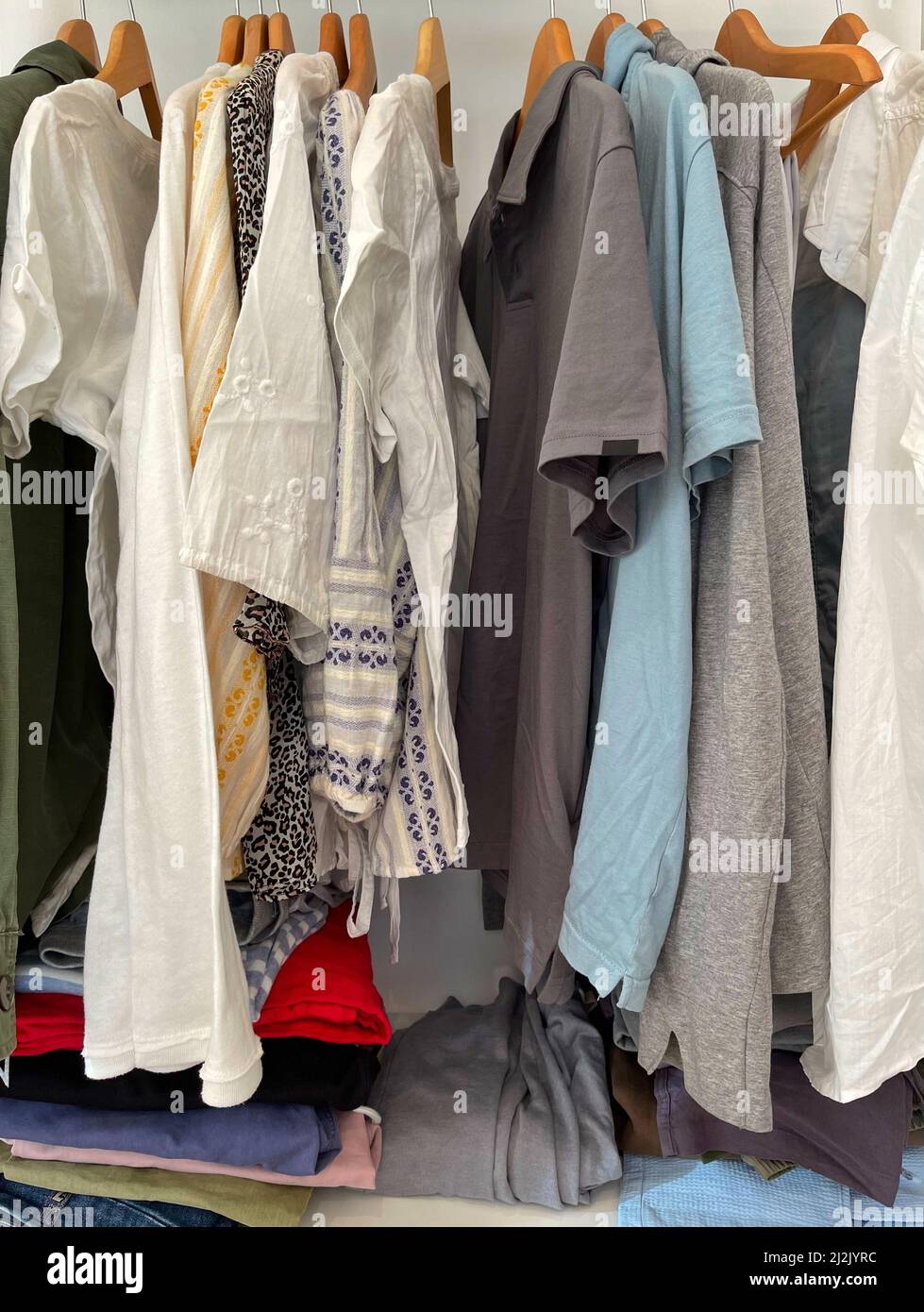 Vêtements assortis pour hommes et femmes dans une garde-robe Banque D'Images