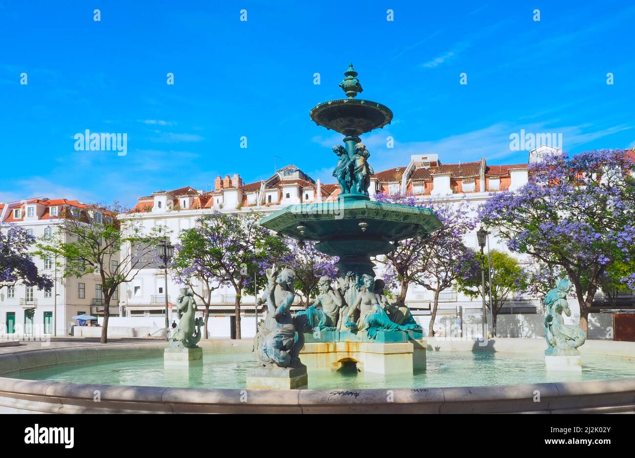 Belle place Rossio à Lisbonne en été avec des arbres pourpres Banque D'Images