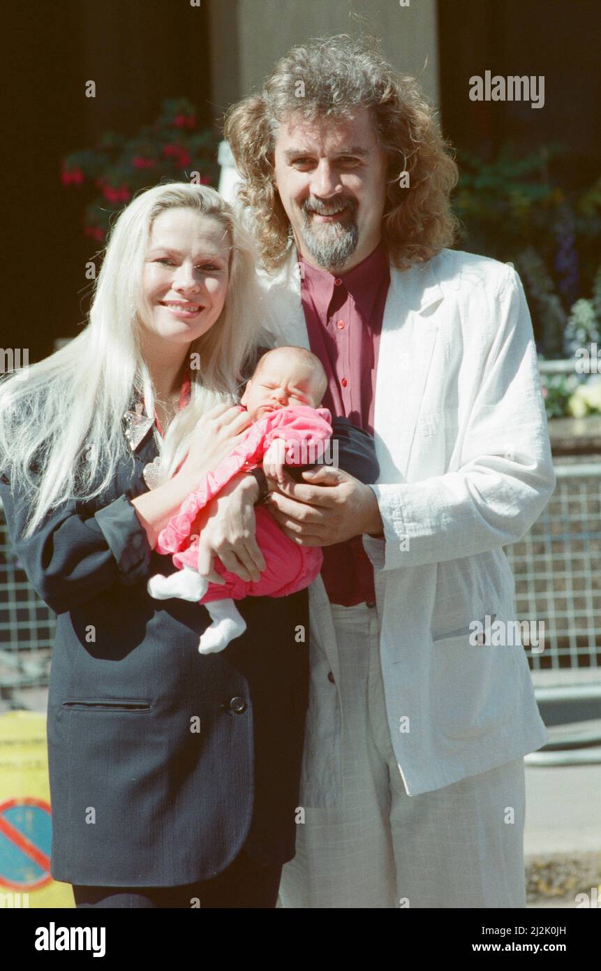 Billy Connolly, Pamela Stephenson et leur nouveau bébé Scarlett Connolly. 6th août 1988. Banque D'Images