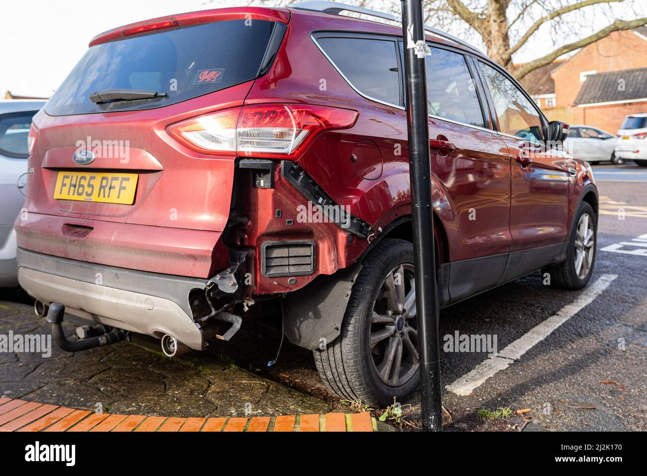 Woodbridge Suffolk UK février 22 2022: Vue rapprochée de l'arrière d'un Ford Kuga qui a été en collision et a endommagé son aile arrière Banque D'Images