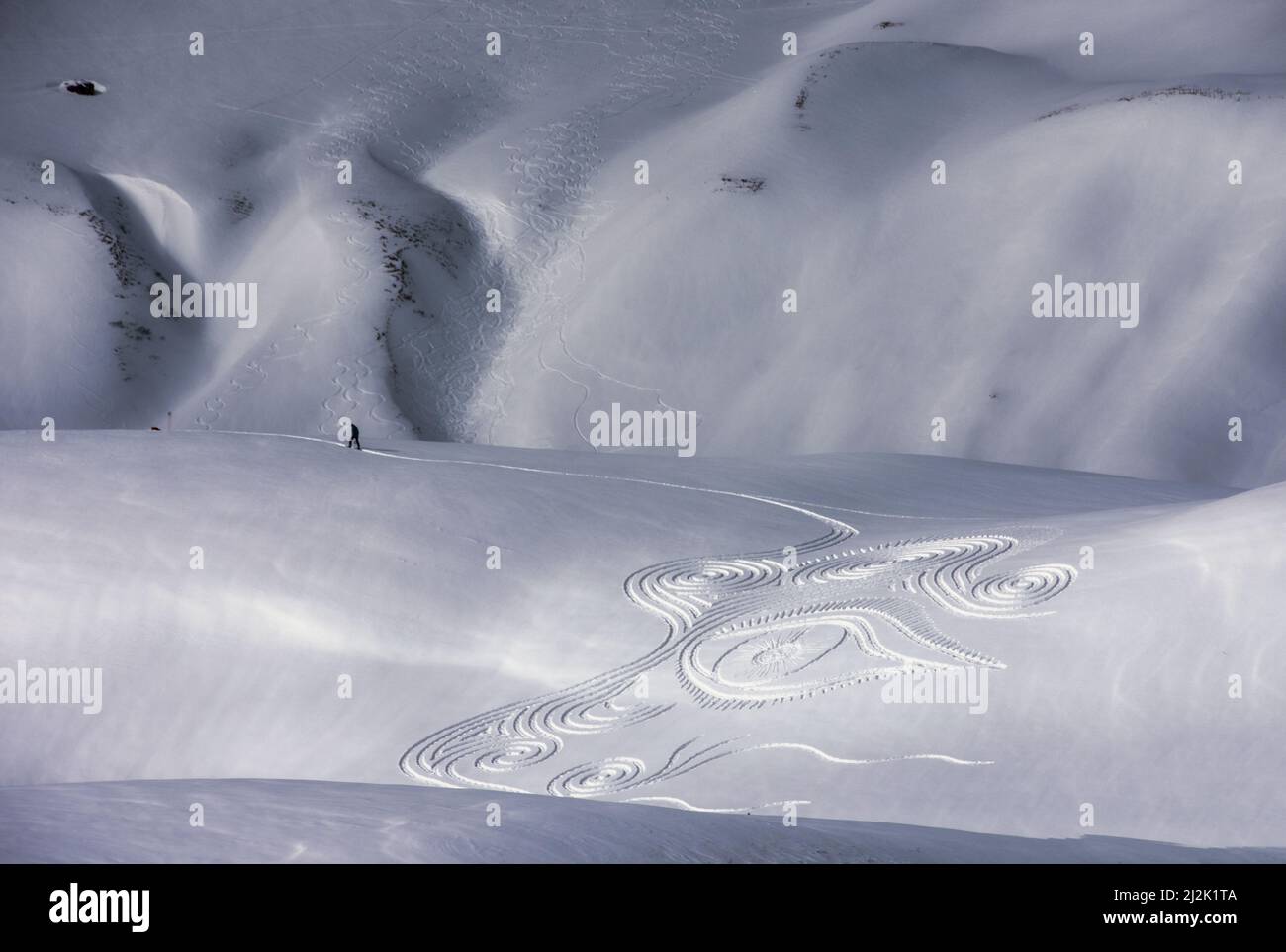 Vue aérienne de l'homme marchant près d'œuvres d'art dans la neige, Melchsee Frutt, Kerns, Obwalden, Suisse Banque D'Images