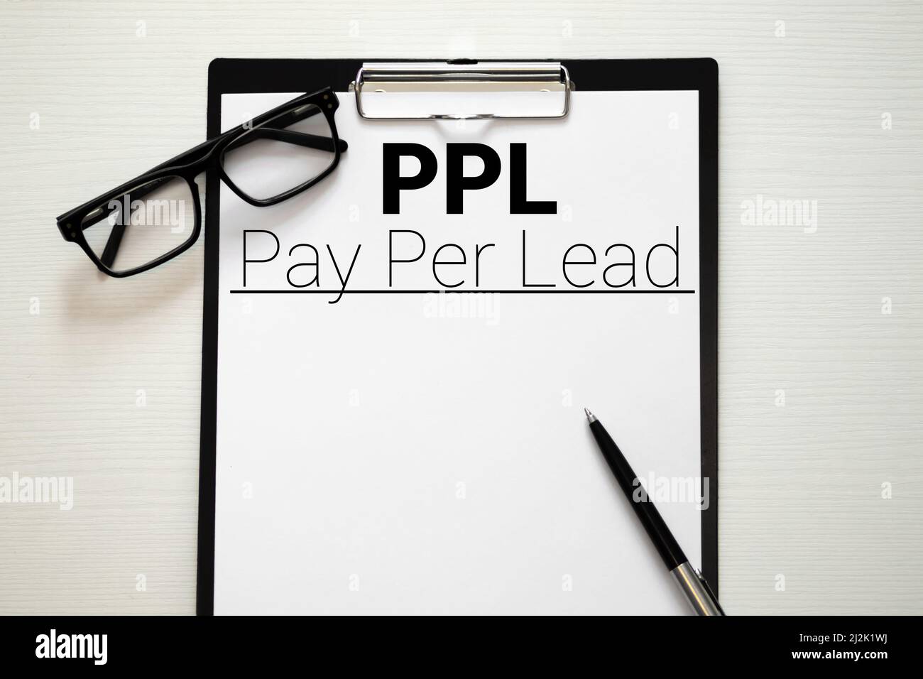 Affiche textuelle indiquant le paiement par clic. Photo conceptuelle modèle de publicité Internet moteur de recherche stratégie marketing calculateur électronique fil souris rayé Banque D'Images