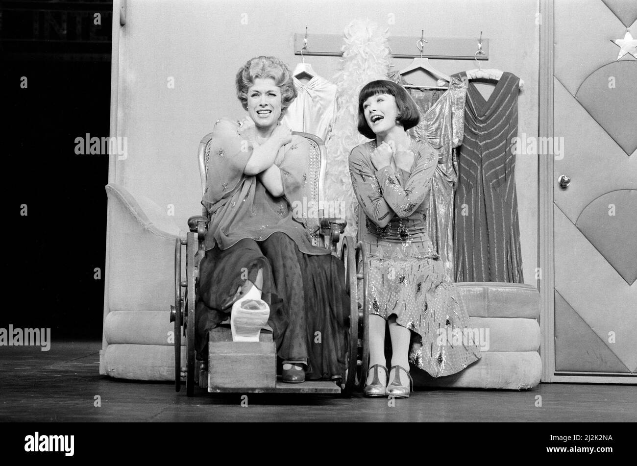 Jill Gascoine, vedette de Dorothy Brock dans le West End musical 42nd Street, qui a ouvert en avril 1987 au Théâtre Royal Drury Lane à Londres. Vu ici sur scène avec Catherine Zeta Jones (à droite) qui joue Peggy Sawyer . Jill est surtout connue pour son rôle de Maggie Forbes dans la série télévisée The Gentle Touch. Photo prise le 6th avril 1987 Banque D'Images