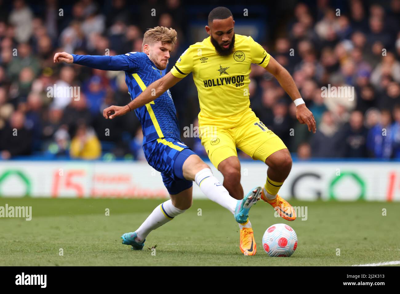 2nd avril 2022 ; Stamford Bridge, Chelsea, Londres, Angleterre : Premier League football, Chelsea contre Brentford ; Timo Werner de Chelsea défie Bryan Mbeumo de Brentford Banque D'Images