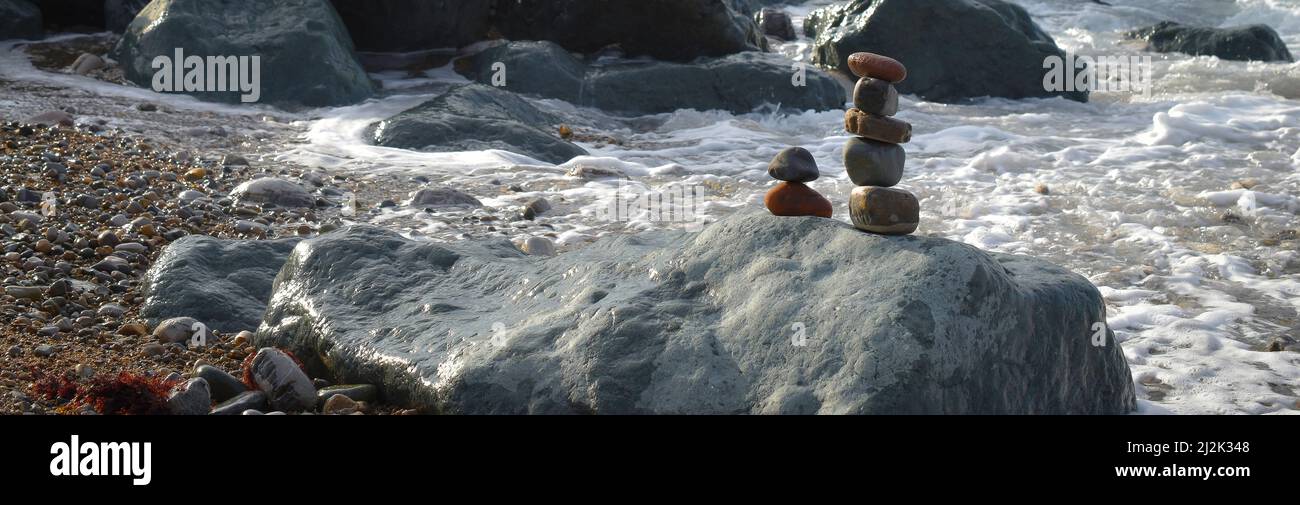 Pyramide de galettes sur la plage Banque D'Images