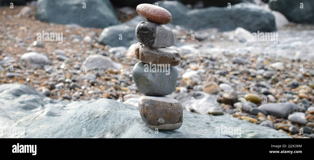 Pyramide de galettes sur la plage Banque D'Images