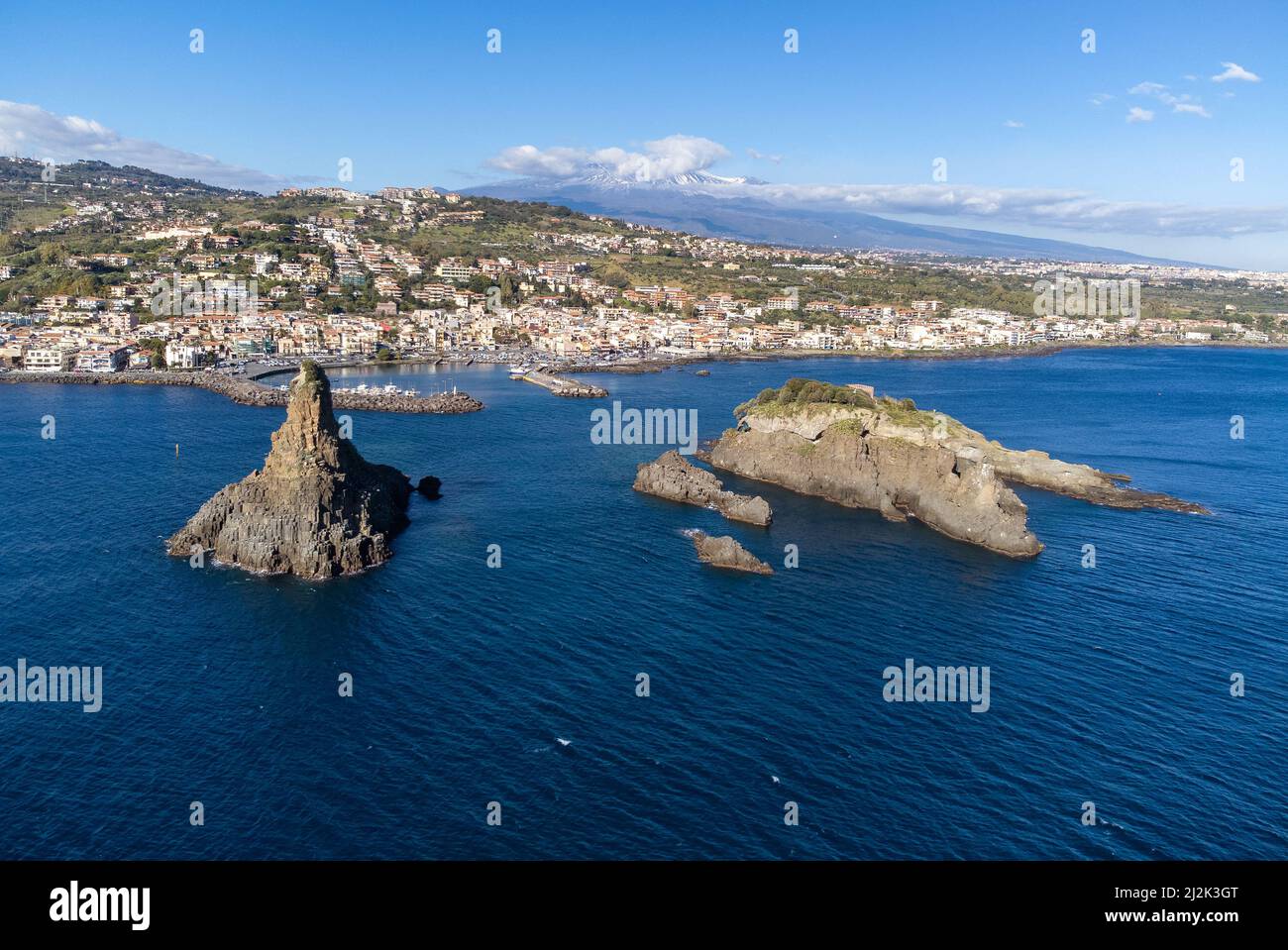 La mer s'empile au large d'Acitrezza avec l'Etna à distance, Catane, Sicile, Italie Banque D'Images