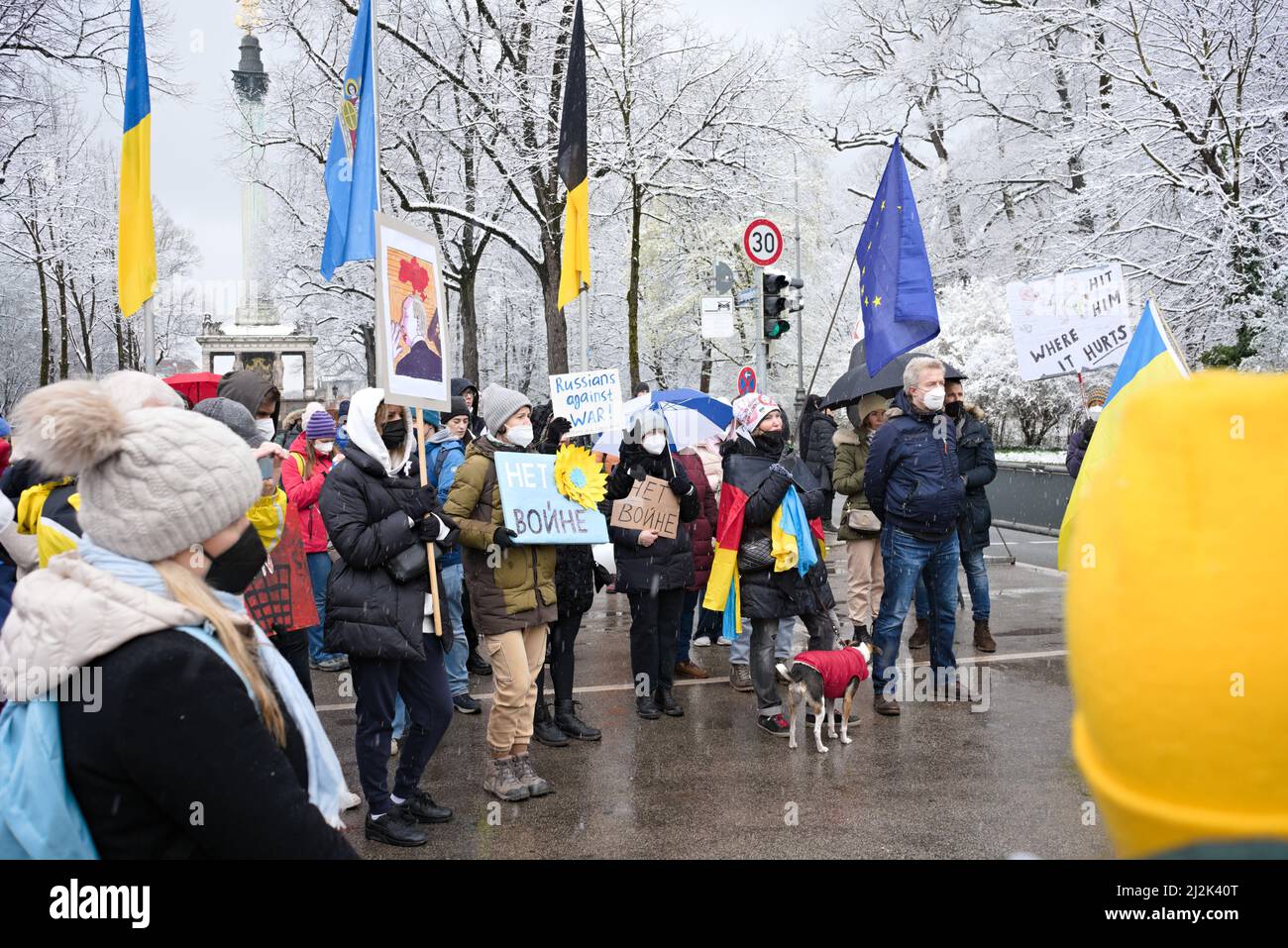 Munich, Allemagne. 02nd avril 2022. Le 2nd avril, 2022 personnes se sont rassemblées à Munich, en Allemagne, pour protester contre l'invasion russe en Ukraine. La manifestation a été organisée par des oppositionals russes vivant à Munich. (Photo par Alexander Pohl/Sipa USA) crédit: SIPA USA/Alay Live News Banque D'Images