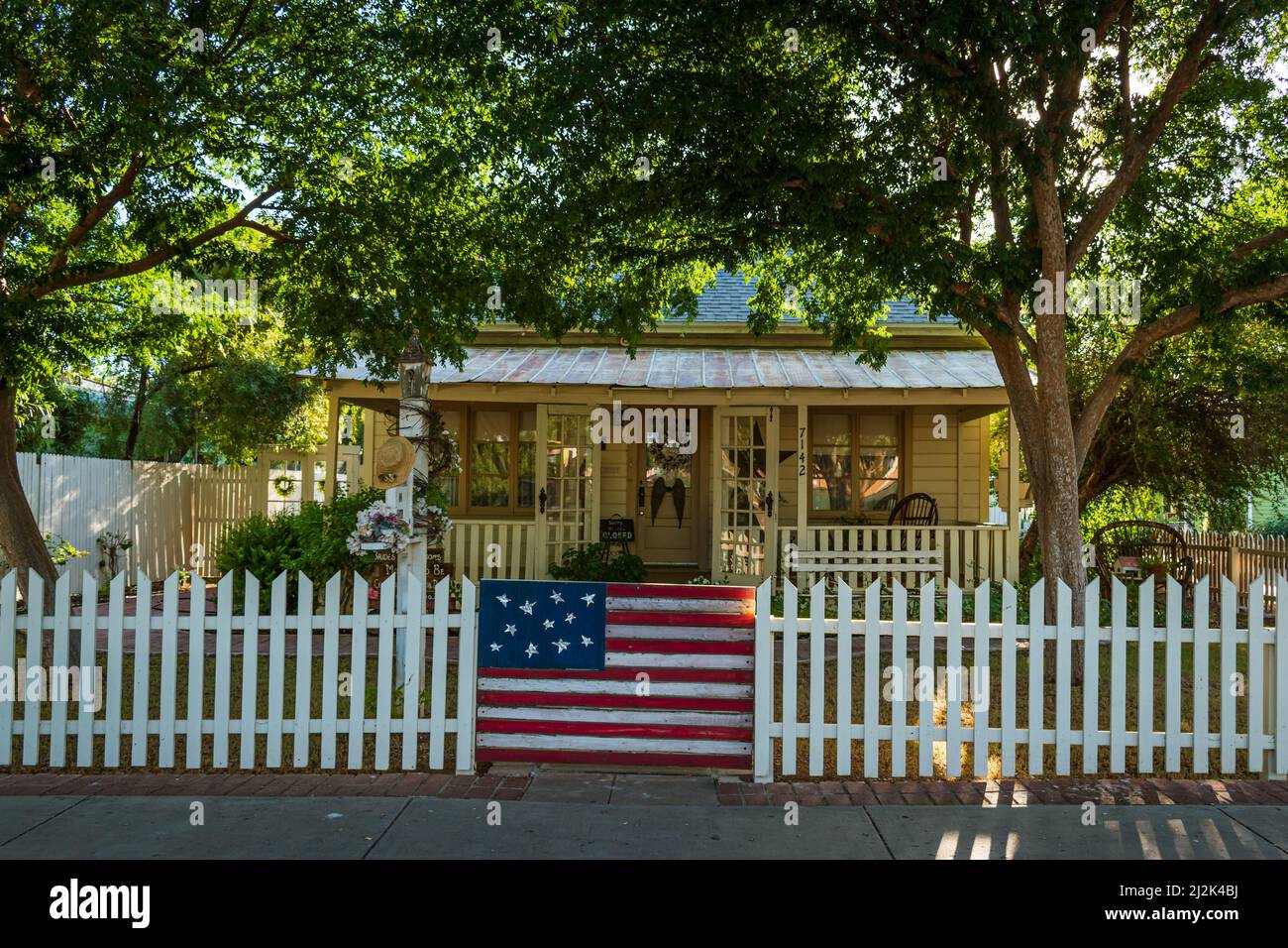 Ce petit bungalow dans la ville historique de Glendale, Arizona, est un lieu de fête appelé le Parsonage sur 58th Street. Banque D'Images