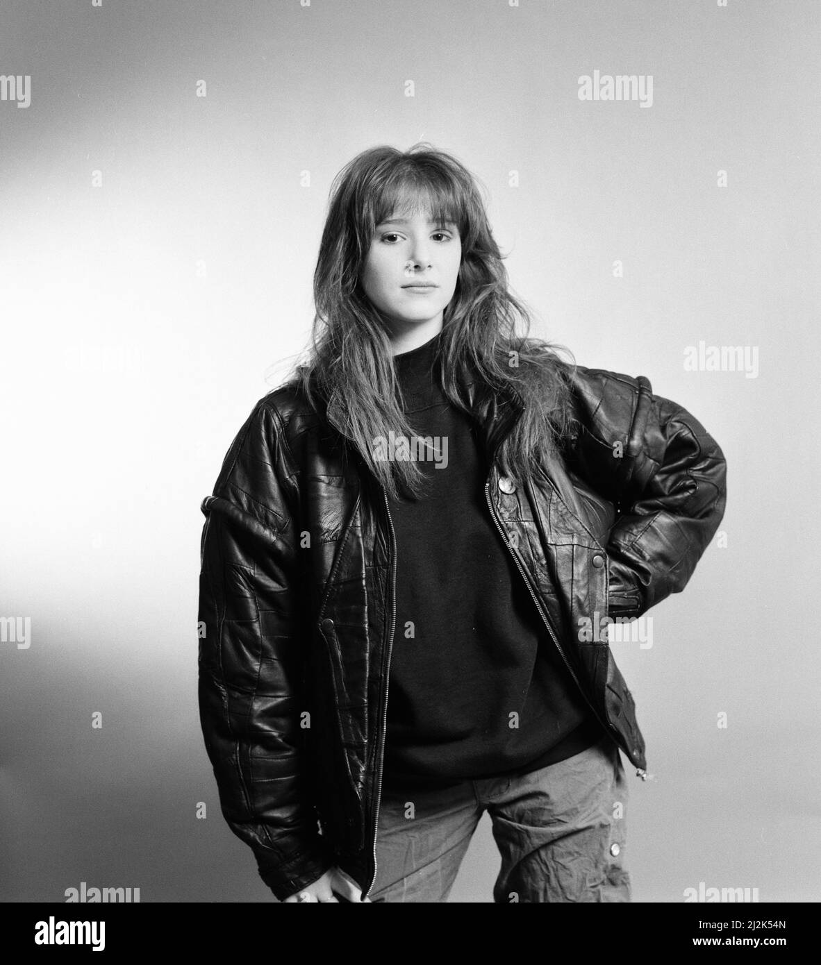 Tiffany, chanteuse américaine âgée de 16 ans, pose pour des photos, Daily Mirror Studio, Londres, jeudi 21st janvier 1988. Tiffany est au Royaume-Uni pour promouvoir son single, je pense que nous sommes seuls maintenant, qui est à jour au numéro 3 dans les graphiques. Banque D'Images