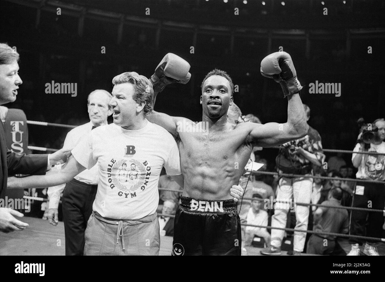 Nigel Benn vs Tim Williamso au Royal Albert Hall London.Benn a arrêté son adversaire au second tour. (Photo) Benn avec l'entraîneur et Barry Hearn (à l'extrême gauche) après sa victoire. 28th mai 1988 Banque D'Images