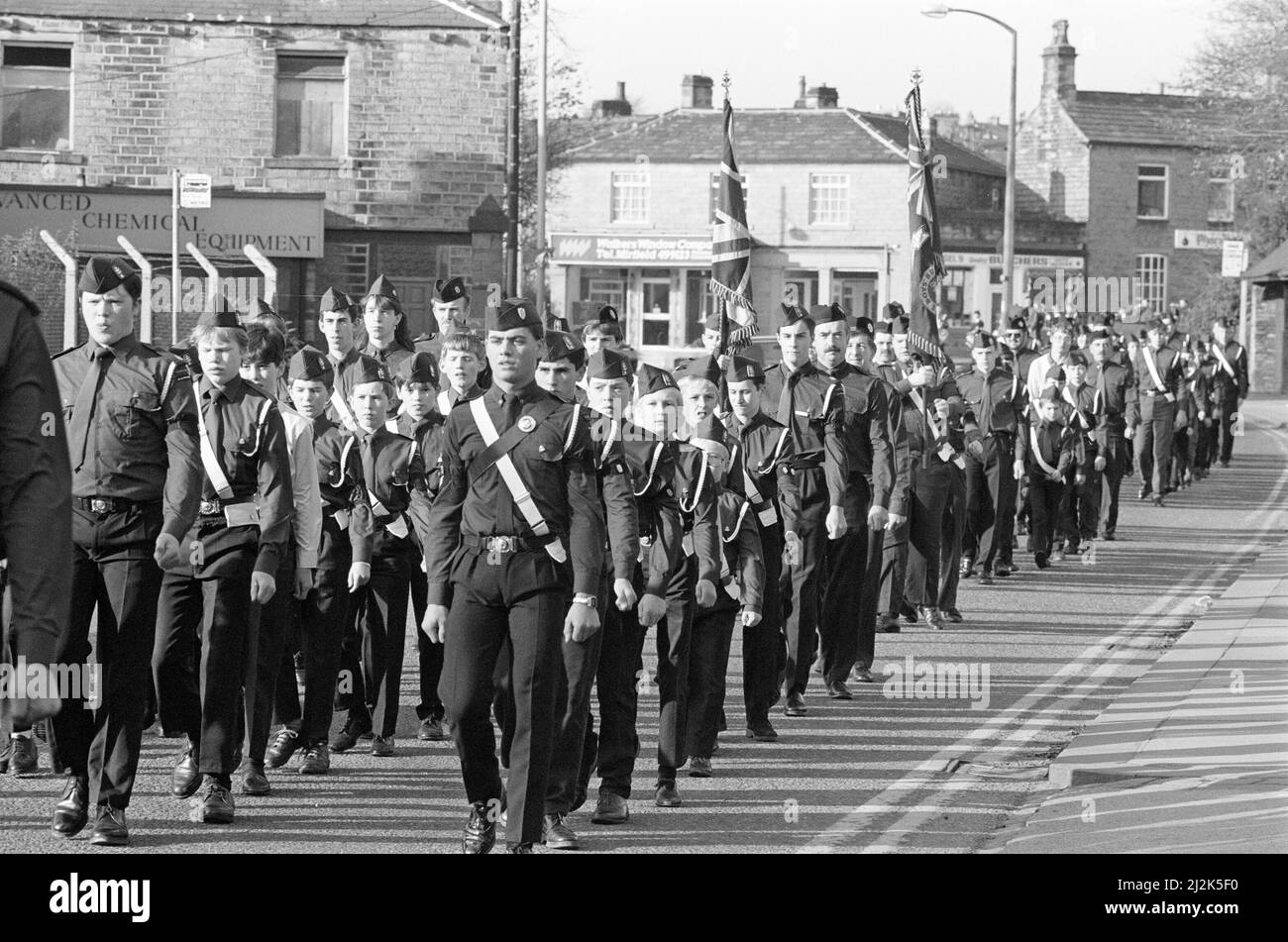 En parade... Les compagnies de la Brigade des garçons de la division Pennine du bataillon du Yorkshire se sont jointes à un défilé à Mirfield. Les groupes des compagnies Mirfield et Harrogate ont joué comme ils ont marché à un service à l'église unie réformée de Hopton qui a été dirigé par le Rev Frank Hall ? Qui est également aumônier de la société Mirfield 1st ? Et le Rév Michael Wear, l'aumônier du bataillon et un ancien ministre Hopton. Il y avait aussi la députée de Dewsbury, Ann Taylor, tandis que le maire adjoint de Kirklees, le CLR Leonard Drake, a pris le salut après le service. 30th octobre 1988. Banque D'Images