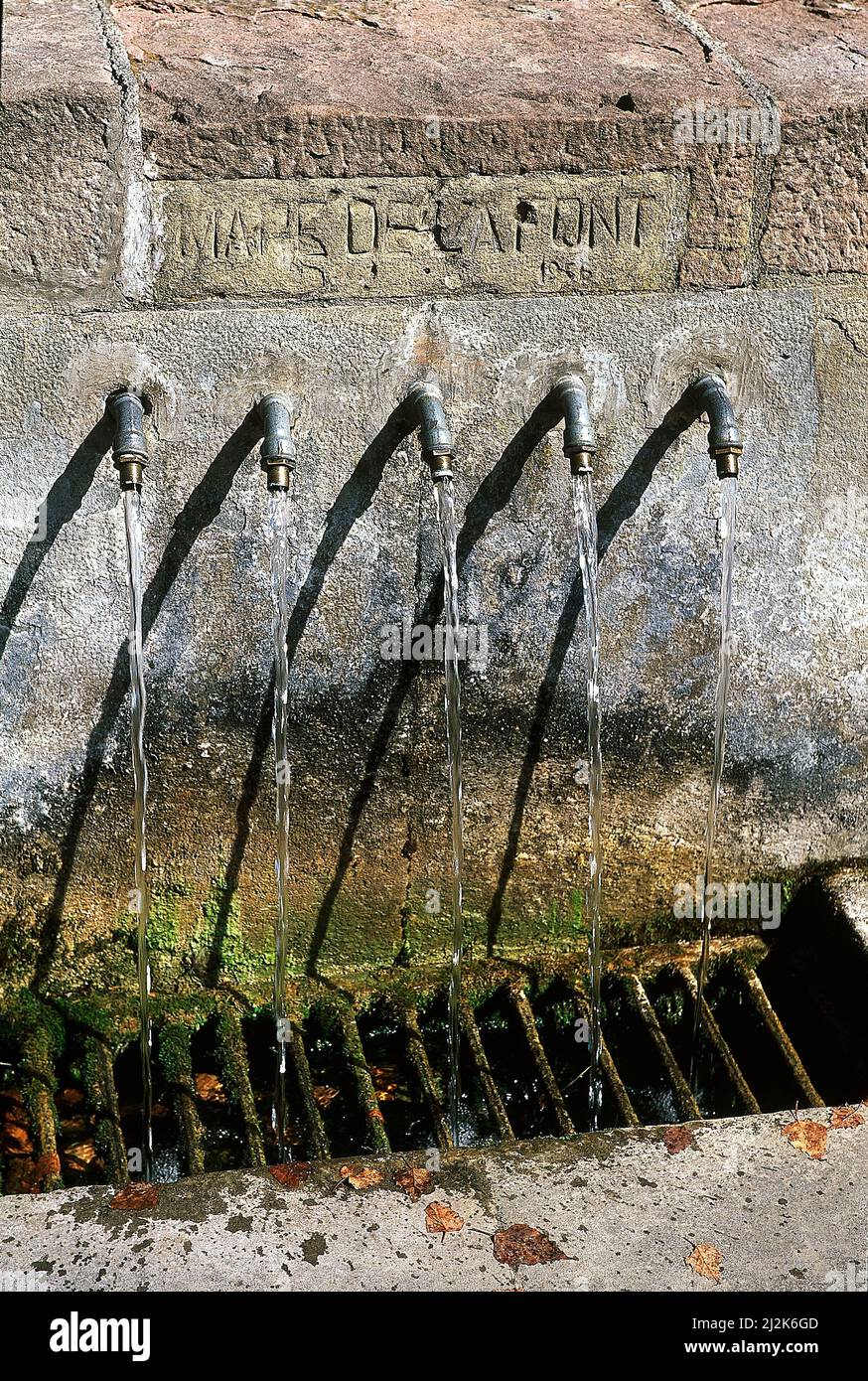 FUENTE DE AGUA NO PODABING EN EL PUENTE MÉDIÉVAL - MARE DE LA FONT - 1956. Emplacement : EXTÉRIEUR. SAN JUAN DE LAS ABADESAS. GERONA. ESPAGNE. Banque D'Images
