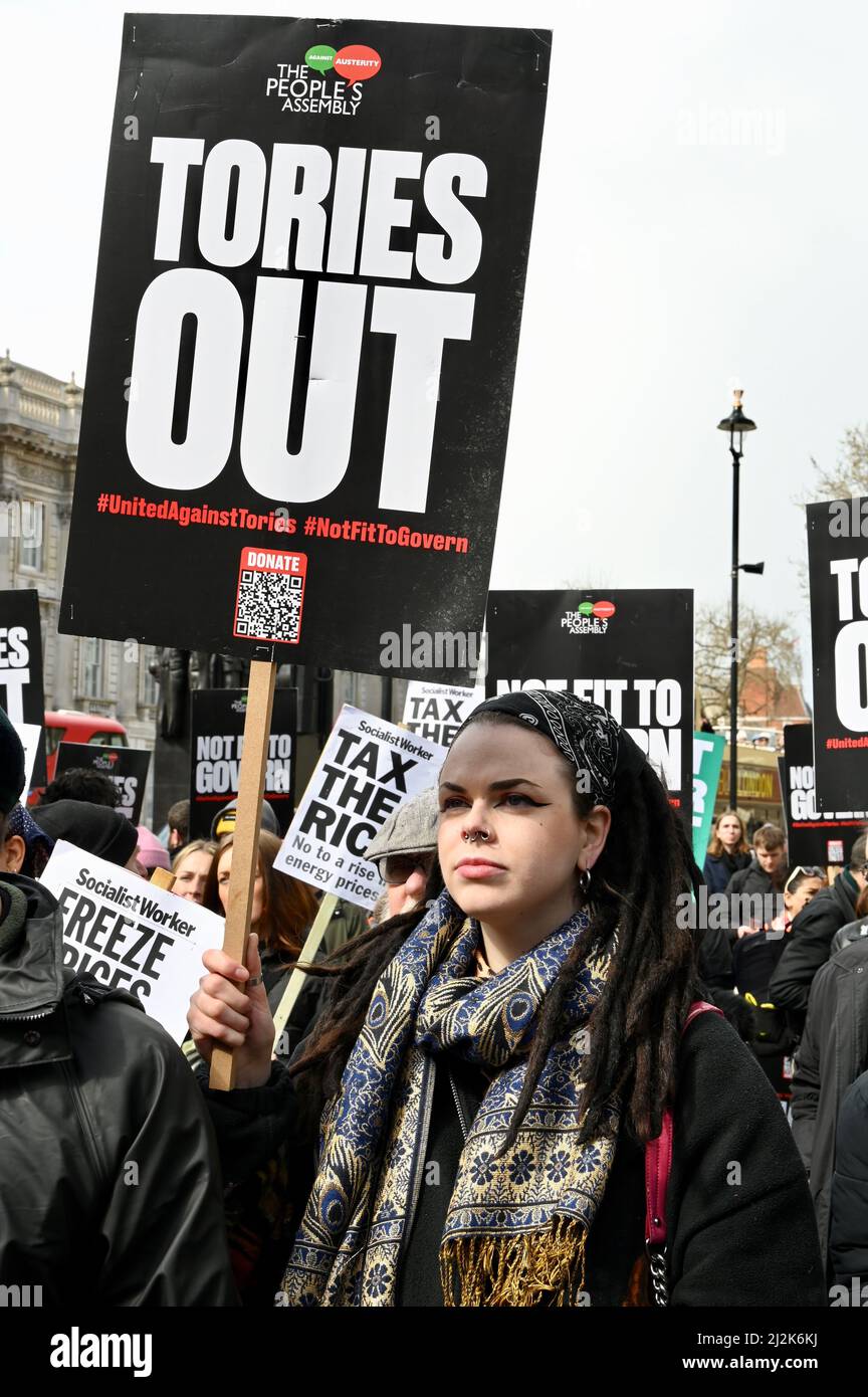 Londres, Royaume-Uni. Organisé par l'Assemblée populaire, des manifestations ont eu lieu dans tout le Royaume-Uni en réponse à la flambée des prix de l'énergie, de la nourriture et d'autres factures d'électricité. Les manifestants ont souligné ceux qui souffrent de difficultés extrêmes dues à une inflation en hausse rapide et à un faible revenu. En face de Downing Street, Whitehall. Crédit : michael melia/Alay Live News Banque D'Images