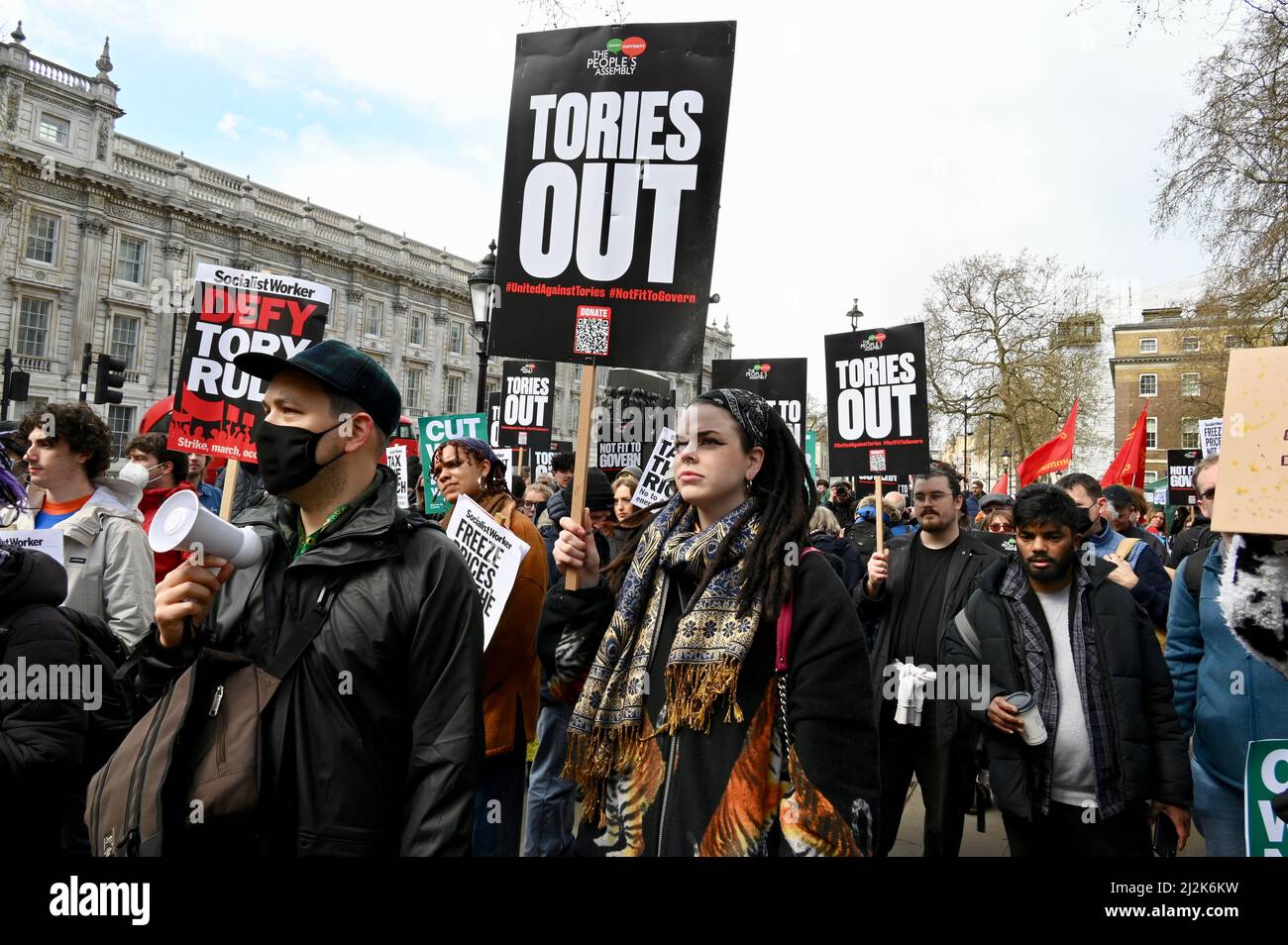 Londres, Royaume-Uni. Organisé par l'Assemblée populaire, des manifestations ont eu lieu dans tout le Royaume-Uni en réponse à la flambée des prix de l'énergie, de la nourriture et d'autres factures d'électricité. Les manifestants ont souligné ceux qui souffrent de difficultés extrêmes dues à une inflation en hausse rapide et à un faible revenu. En face de Downing Street, Whitehall. Crédit : michael melia/Alay Live News Banque D'Images