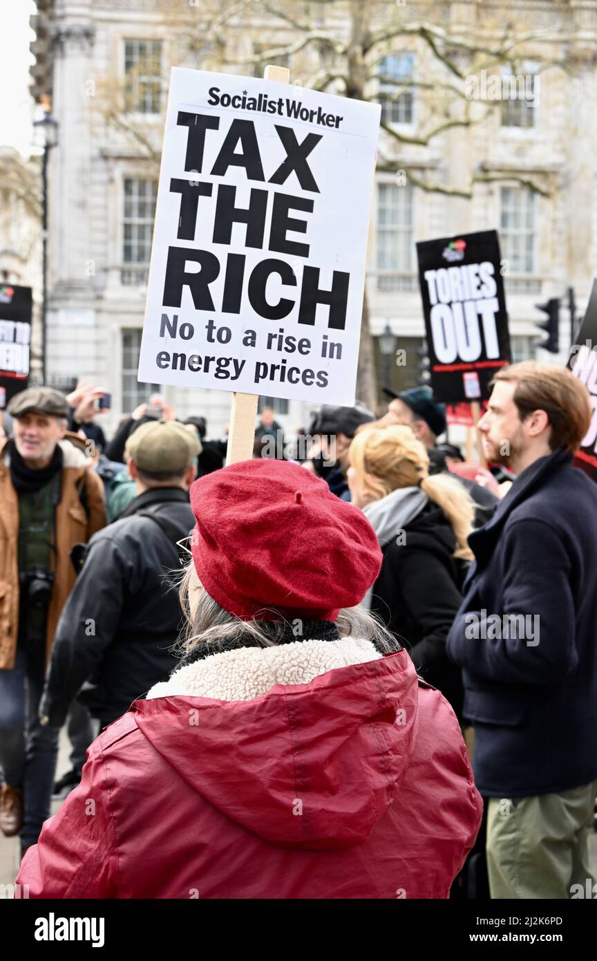 Londres, Royaume-Uni. Organisé par l'Assemblée populaire, des manifestations ont eu lieu dans tout le Royaume-Uni en réponse à la flambée des prix de l'énergie, de la nourriture et d'autres factures d'électricité. Les manifestants ont souligné ceux qui souffrent de difficultés extrêmes dues à une inflation en hausse rapide et à un faible revenu. En face de Downing Street, Whitehall. Crédit : michael melia/Alay Live News Banque D'Images