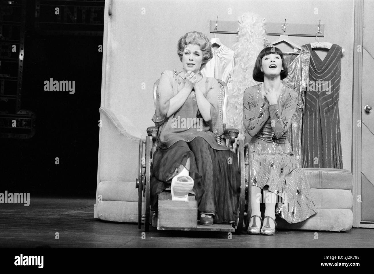 Jill Gascoine, vedette de Dorothy Brock dans le West End musical 42nd Street, qui a ouvert en avril 1987 au Théâtre Royal Drury Lane à Londres. Vu ici sur scène avec Catherine Zeta Jones (à droite) qui joue Peggy Sawyer . Jill est surtout connue pour son rôle de Maggie Forbes dans la série télévisée The Gentle Touch. Photo prise le 6th avril 1987 Banque D'Images