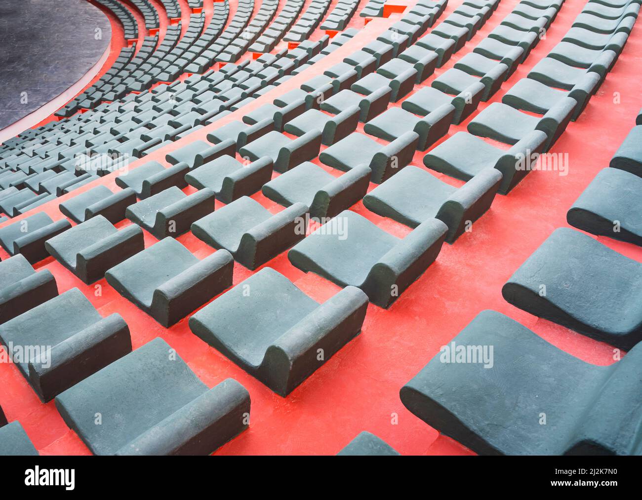 des rangées de chaises vertes vides sur le tapis rouge dans la salle de divertissement extérieure pendant les vacances d'été Banque D'Images