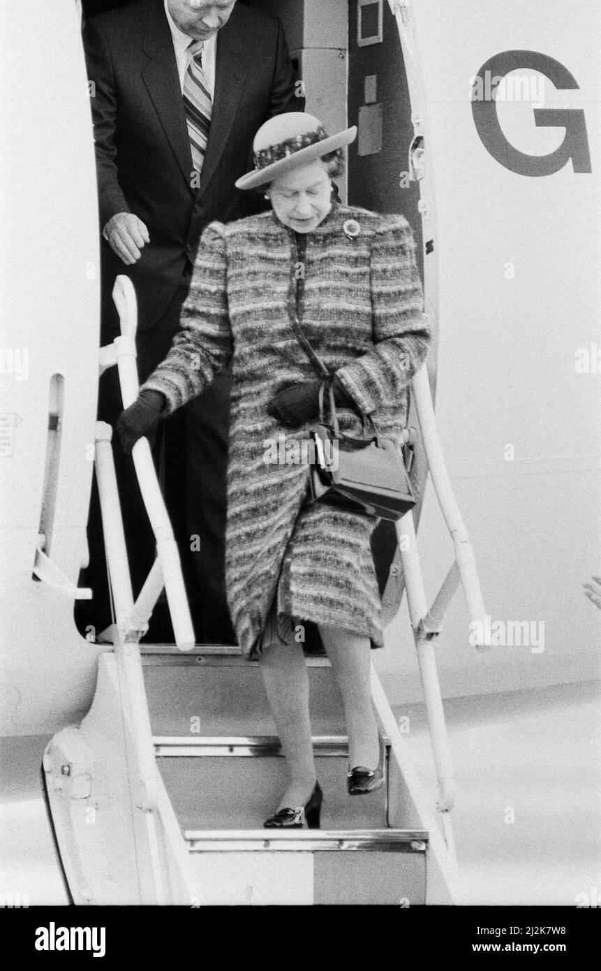 La reine Elizabeth II ouvre l'aéroport de London City, à l'est de Londres.ici, la reine descend d'un avion après avoir été donné une courte visite de l'avion. London City Airport est un aéroport international de Londres. Il est situé dans les Royal Docks, dans le quartier londonien de Newham, à environ 11 km (6,9 mi) à l'est de la ville de Londres. Il possède une piste de 1 500 mètres. L'aéroport a été proposé pour la première fois en 1981 par Reg Ward, qui était le directeur général de la London Docklands Development Corporation (LDDC), récemment créée, qui était responsable de la régénération de la région. La construction a commencé Banque D'Images