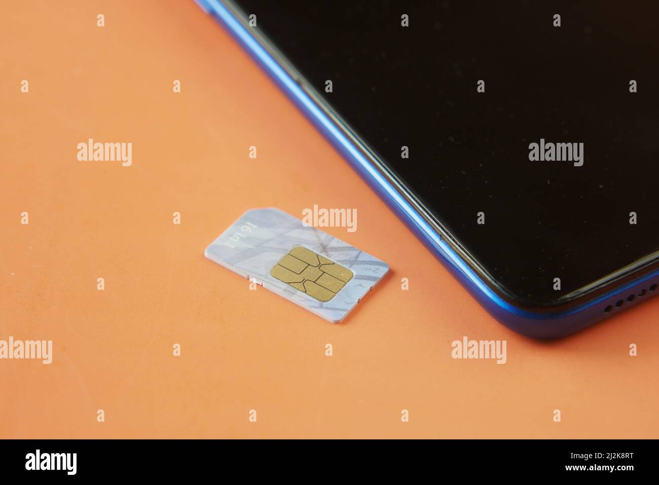 Une carte sim pour un smartphone sur une table Banque D'Images