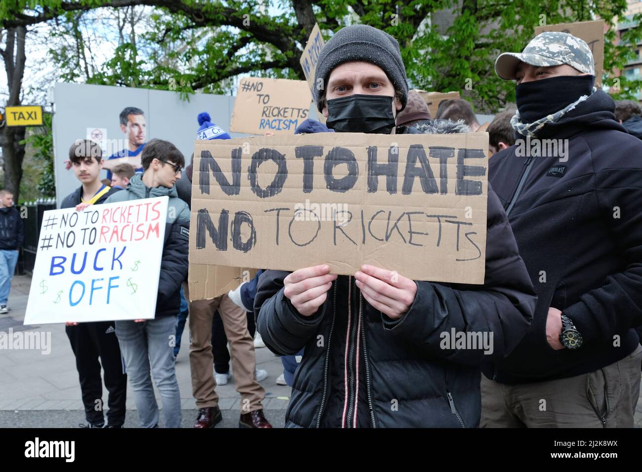 Londres, Royaume-Uni, 2nd avril 2022. Les supporters de Chelsea se sont rassemblés devant le pont Stamford, devant le match avec Brentford pour protester contre la candidature du club faite par la famille Ricketts. Selon un sondage mené par la Chelsea Supporterss' Trust, 77 % des membres sont contre la candidature. Des fuites d'e-mails ont révélé que Joe Ricketts appelait les musulmans, « mon ennemi », qu'il a ensuite été obligé de présenter des excuses et a promis de mettre « l'anniversaire et l'inclusion au cœur de Chelsea ». Crédit : onzième heure Photographie/Alamy Live News Banque D'Images