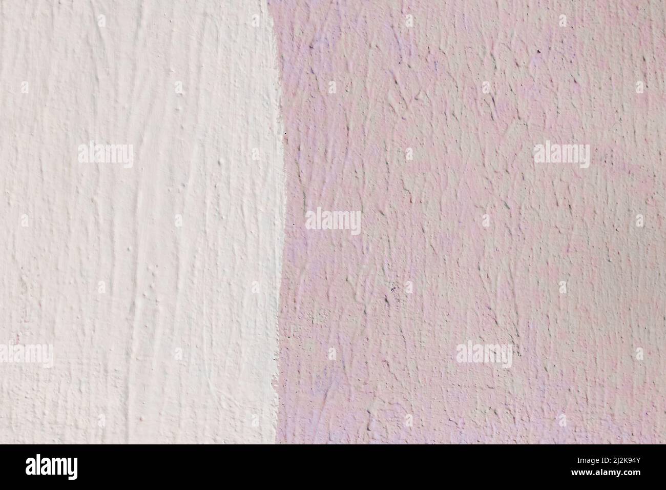 Le mur de couleur est de deux couleurs: Rose clair blanc lilas peinture abstraite brillante conception de fond. Banque D'Images
