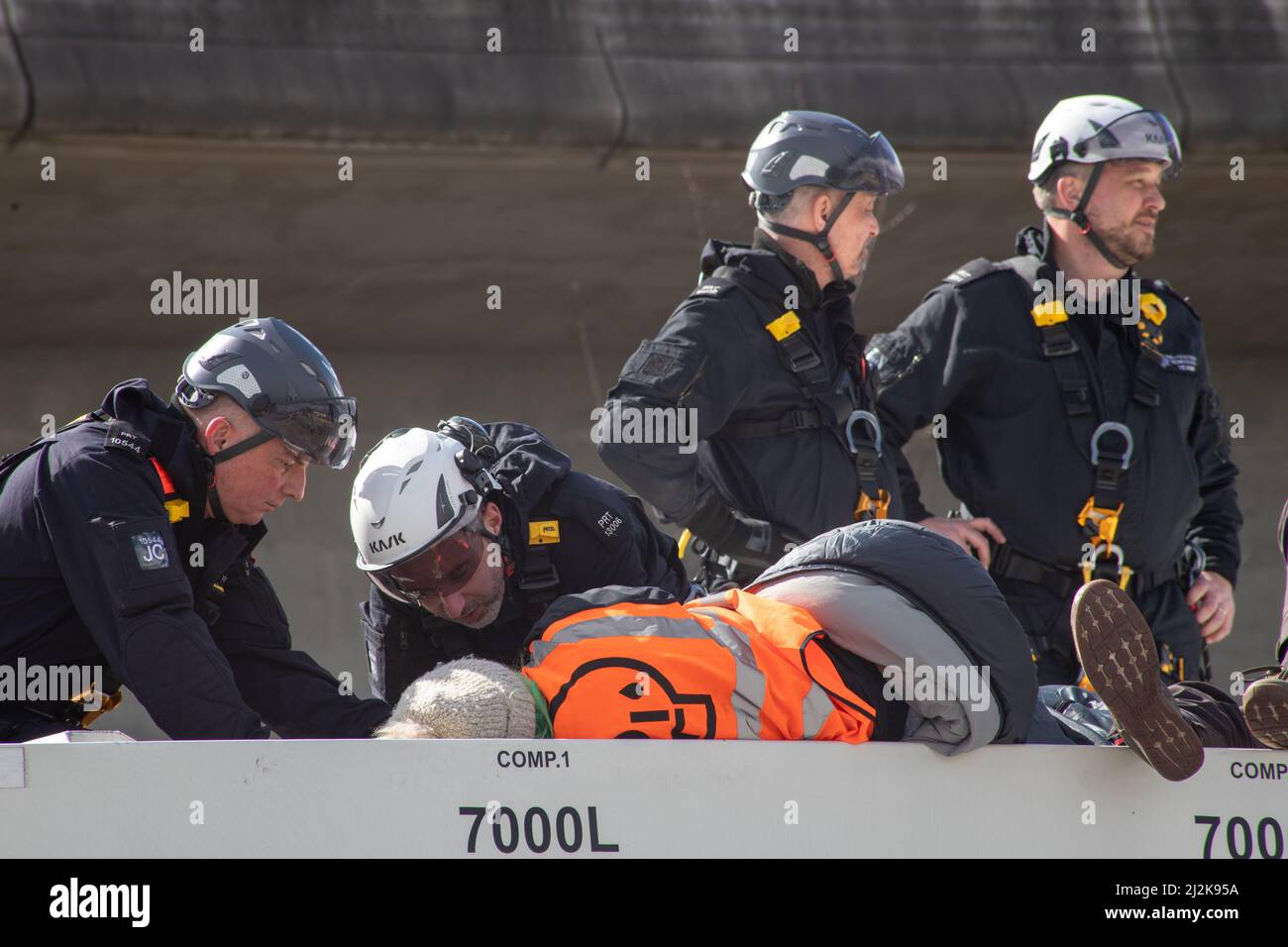 Grays, Thurrock, Royaume-Uni 2 avril 2022 Arrêt des manifestants pétroliers pour bloquer les routes au dépôt pétrolier de Thurrock. Quatre manifestants ont grimpé à bord d'un pétrolier se fixant sur le toit avec des écluses tandis qu'un autre groupe a créé une structure en bois qui couvrait un tunnel creusé sous la route. Les quatre manifestants ont été enlevés par les services d'urgence à l'aide d'une civière et ont été arrêtés par la suite. Crédit : Denise Laura Baker/Alay Live News Banque D'Images