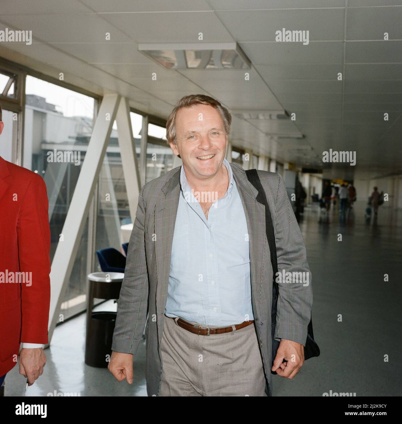 Sir Anthony Hopkins, à l'aéroport de Londres Heathrow. 10th septembre 1988. Banque D'Images