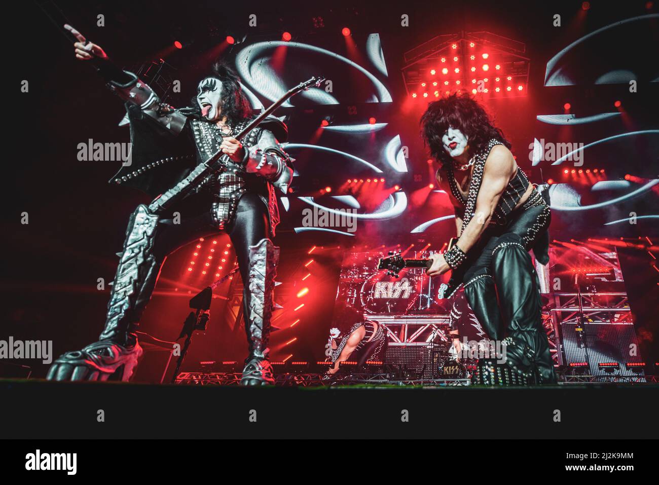 ITALIE, BOLOGNE, UNIPOL ARENA 2017: Gene Simmons et Paul Stanley, du groupe rock américain “KISS”, en direct sur scène pour la jambe européenne “World Tour” Banque D'Images