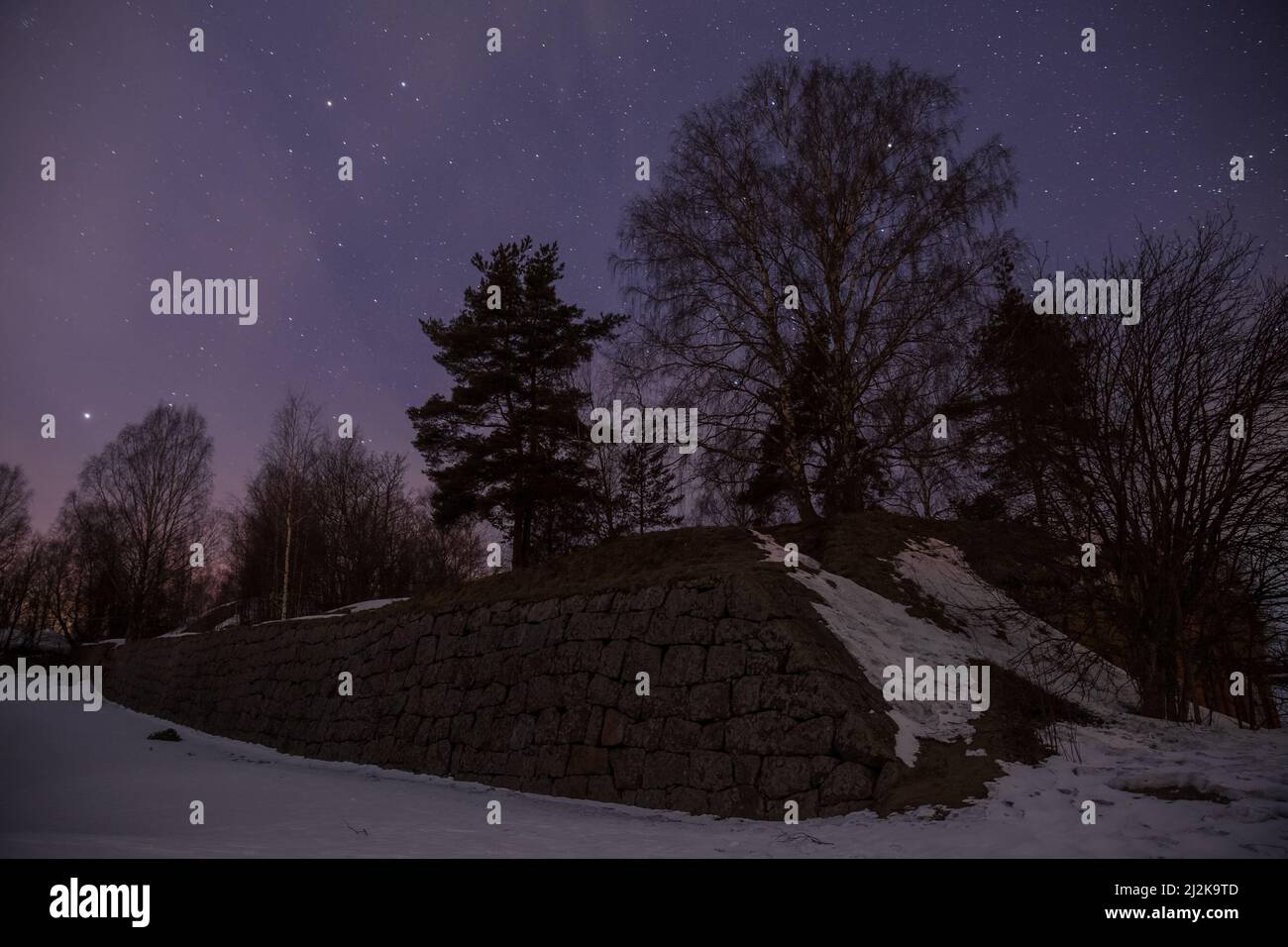 Ruines de la forteresse de Trongzund la nuit sous le ciel étoilé. Vysotsk, région de Leningrad, Russie Banque D'Images